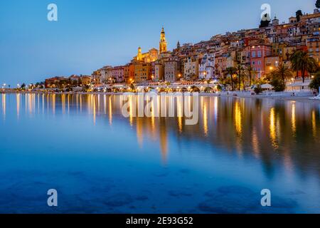 Vue sur la vieille partie de Menton, Provence-Alpes-Côte d'Azur, France Europe pendant l'été Banque D'Images