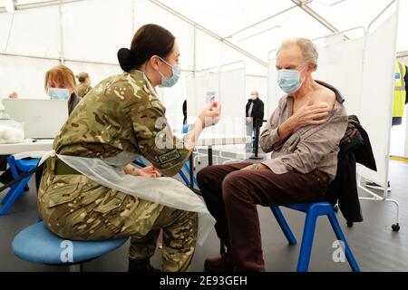 Ludlow, Shropshire, Royaume-Uni - Mardi 2 février 2021 - UN nouveau centre de vaccination Covid 19 s'est ouvert aujourd'hui à l'hippodrome de Ludlow pour couvrir la région de Shropshire, Telford et Wrekin. Le NHS, le conseil local et les membres de la Royal Air Force administrent le vaccin AstraZeneca aux résidents locaux. Photo Steven May / Alamy Live News Banque D'Images