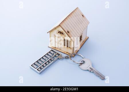 Porte-clés avec maison symbole et touches sur fond de bois,concept immobilier Banque D'Images