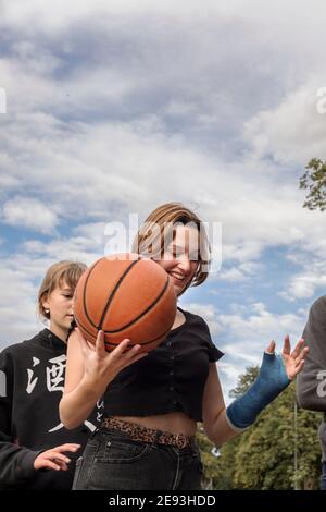 Une adolescente tient le basket-ball Banque D'Images