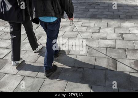 Couple avec la canne blanche marchant dans la rue Banque D'Images