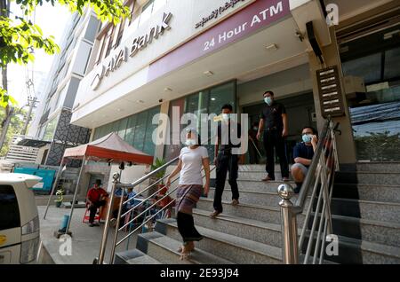 Yangon, Myanmar. 2 février 2021. Des gens sortent d'une banque à Yangon, au Myanmar, le 2 février 2021. L'équipe militaire d'information True News a annoncé que toutes les banques du Myanmar sont toujours ouvertes pour fournir des services à la clientèle, selon les médias d'État mardi. Credit: Haymhan/Xinhua/Alay Live News Banque D'Images