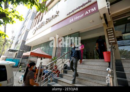 Yangon, Myanmar. 2 février 2021. Des gens sortent d'une banque à Yangon, au Myanmar, le 2 février 2021. L'équipe militaire d'information True News a annoncé que toutes les banques du Myanmar sont toujours ouvertes pour fournir des services à la clientèle, selon les médias d'État mardi. Credit: Haymhan/Xinhua/Alay Live News Banque D'Images