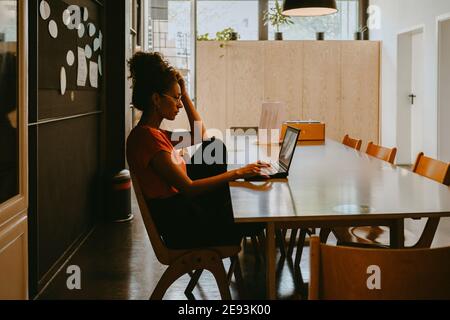 Femme entrepreneur travaillant sur un ordinateur portable au bureau Banque D'Images