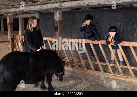 Mère et filles en stable Banque D'Images
