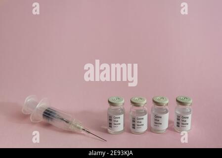 Seringue et flacons avec le vaccin Covid-19 du coronavirus Banque D'Images