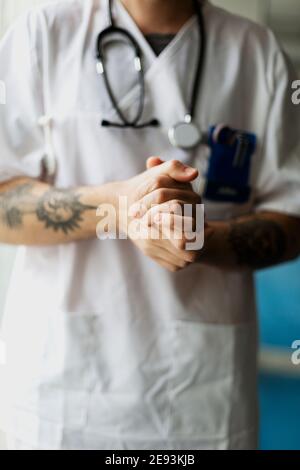 Milieu de la section du médecin avec les mains jointes Banque D'Images