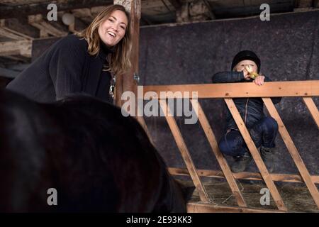Mère et fille en stable Banque D'Images