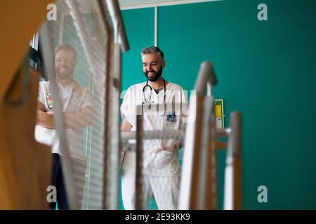 Médecins parlant à l'escalier de l'hôpital Banque D'Images