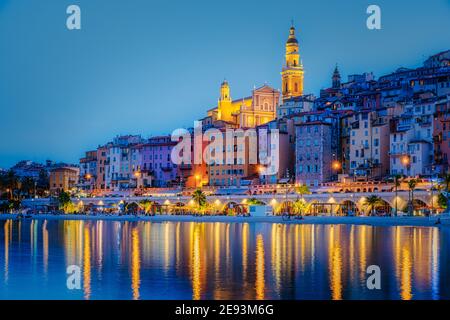 Vue sur la vieille partie de Menton, Provence-Alpes-Côte d'Azur, France Europe pendant l'été Banque D'Images