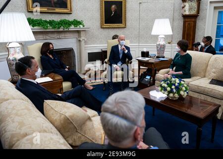 Le président des États-Unis Joe Biden et le vice-président des États-Unis Kamala Harris rencontrent les sénateurs républicains des États-Unis au sujet du plan de sauvetage américain, dans le bureau ovale de la Maison Blanche à Washington, DC, le lundi 1er février 2021. Photo de la gauche du président : LA sénatrice AMÉRICAINE Susan Collins (républicaine du Maine); le sénateur américain Bill Cassidy (républicaine de la Louisiane); le sénateur américain Mitt Romney (républicaine de l'Utah); le vice-président Harris.Credit : Doug Mills/Pool via CNP/MediaPunch Banque D'Images