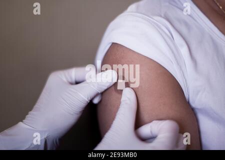 Mise du bracelet sur le bras après la vaccination Banque D'Images