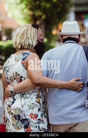 Vue arrière de couple senior marchant dans le parc pendant le week-end Banque D'Images