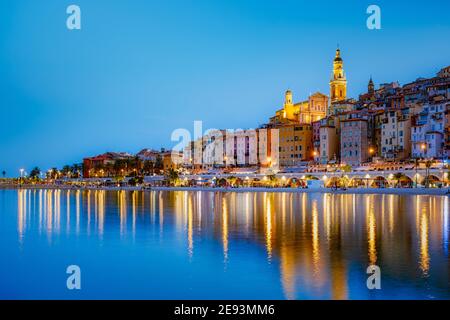 Vue sur la vieille partie de Menton, Provence-Alpes-Côte d'Azur, France Europe pendant l'été Banque D'Images