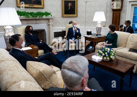 Le président des États-Unis Joe Biden et le vice-président des États-Unis Kamala Harris rencontrent les sénateurs républicains des États-Unis au sujet du plan de sauvetage américain, dans le bureau ovale de la Maison Blanche à Washington, DC, le lundi 1er février 2021. Photo de la gauche du président : LA sénatrice AMÉRICAINE Susan Collins (républicaine du Maine); le sénateur américain Bill Cassidy (républicaine de la Louisiane); le sénateur américain Mitt Romney (républicaine de l'Utah); le vice-président Harris.Credit : Doug Mills/Pool via CNP/MediaPunch Banque D'Images