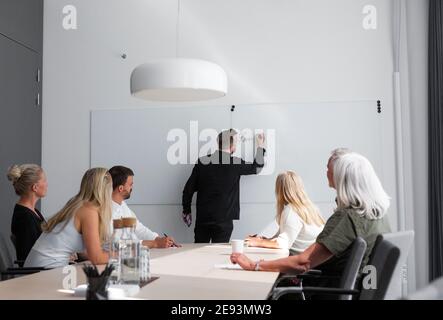 Homme ayant fait une présentation lors d'une réunion d'affaires Banque D'Images