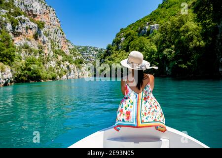 Rochers à flanc de falaise de la gorge du Verdon au lac de Sainte Croix, Provence, France, Provence Alpes Côte d'Azur, lac bleu vert avec bateaux en France Provence. Europe, jeune femme en pédalo regardant la rivière Banque D'Images