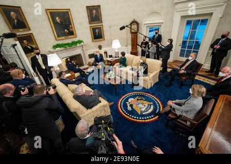 Le président des États-Unis Joe Biden et le vice-président des États-Unis Kamala Harris rencontrent les sénateurs républicains des États-Unis au sujet du plan de sauvetage américain, dans le bureau ovale de la Maison Blanche à Washington, DC, le lundi 1er février 2021. Photo de la gauche du président : LA sénatrice AMÉRICAINE Susan Collins (républicaine du Maine); la sénatrice américaine Lisa Murkowski (républicaine de l'Alaska); la sénatrice américaine Thom Tillis (républicaine de la Caroline du Nord); le sénateur américain Jerry Moran (républicaine du Kansas); la sénatrice américaine Shelley Moore Capito (républicaine de la Virginie occidentale); le sénateur américain Bill Cassidy (républicaine de la Louisiane); LE sénateur AMÉRICAIN Mitt Romney (républicain du Banque D'Images