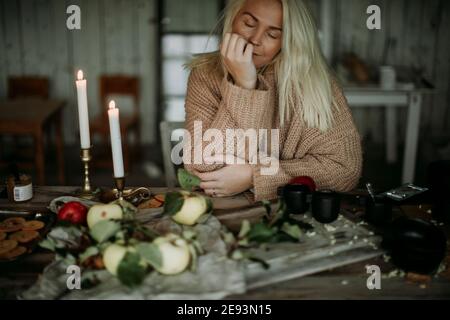 Woman sitting at table Banque D'Images