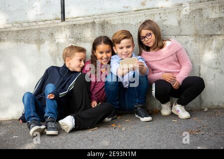 Les enfants prenant des selfies Banque D'Images