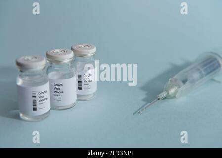 Seringue et flacons avec le vaccin Covid-19 du coronavirus Banque D'Images