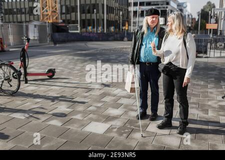 Couple senior dans la rue Banque D'Images