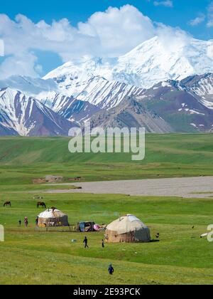 Yourte traditionnel dans la vallée d'Alaj avec les montagnes de Transalai en arrière-plan. Les montagnes du Pamir, Asie, Asie centrale, Kirghizistan Banque D'Images