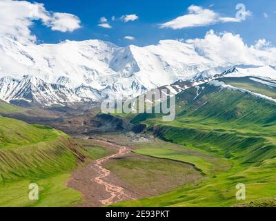 Les sommets de la Kourumdy (6614m) au triangle frontalier du Kirghizistan, de la Chine et du Tadjikistan. La vallée d'Alaj dans les montagnes de Pamir, Asie, Centre Banque D'Images