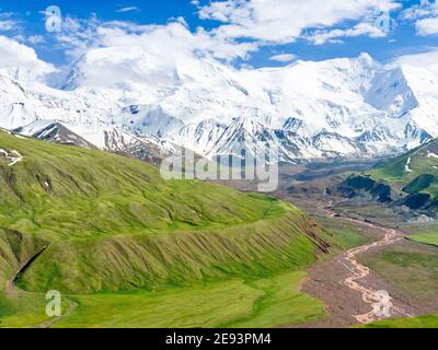 Les sommets de la Kourumdy (6614m) au triangle frontalier du Kirghizistan, de la Chine et du Tadjikistan. La vallée d'Alaj dans les montagnes de Pamir, Asie, Centre Banque D'Images