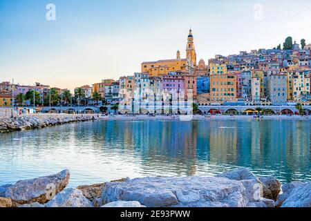 Vue sur la vieille partie de Menton, Provence-Alpes-Côte d'Azur, France Europe pendant l'été Banque D'Images