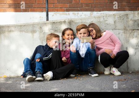 Les enfants prenant des selfies Banque D'Images