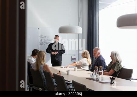 Homme ayant fait une présentation lors d'une réunion d'affaires Banque D'Images