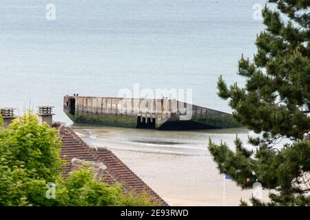 Mulberry Concrete Floating Harbour Normandie France en Anglais Channel Gold plage océan la deuxième guerre flottent des défenses sur le mur Atlantique de la côte d'Arromanches mer Banque D'Images