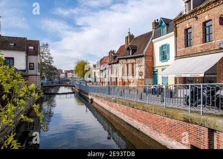 AMIENS, FRANCE - 05 avril 2019 : Amiens, France, la somme traverse la ville d'Amiens dans la région Picardie du nord de la France. Banque D'Images