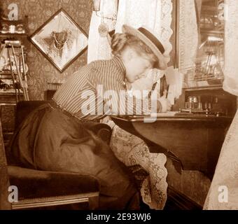 Lady écrivant à son bureau, début 1900 Banque D'Images