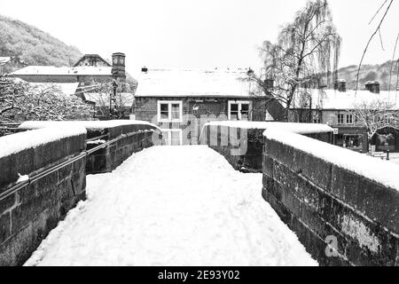 Le White Swan et le pont Packhorse dans la neige, le pont Hebden, Calvale, West Yorkshire Banque D'Images