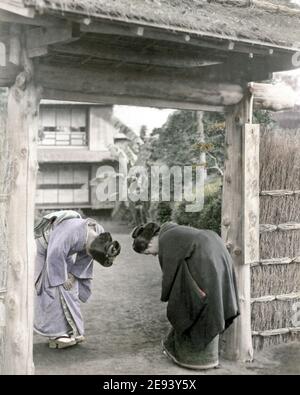 Photographie de la fin du XIXe siècle - salutation des filles, Japon. Banque D'Images