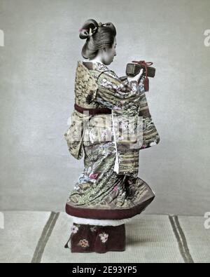 Photographie de la fin du XIXe siècle - fille avec cadeau et kimono orné, Japon Banque D'Images