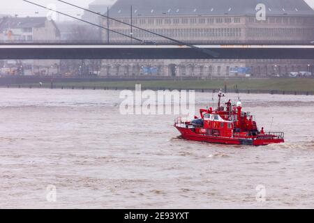 Inondation sur le Rhin à Düsseldorf - bateau incendie pendant une patrouille vers la vieille ville Banque D'Images