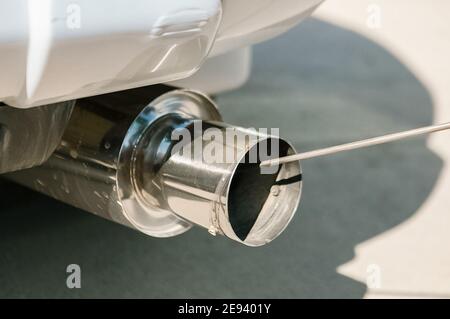 Silencieux de voiture modifié, tester et vérifier le tuyau d'échappement. Banque D'Images