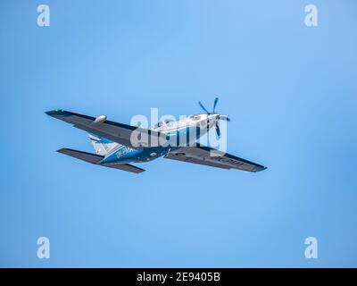 Otopeni, Roumanie - 01.23.2021: Piper PA-46-600TP (M600), appartenant à l'OK Aviation Group, volant contre le ciel bleu Banque D'Images