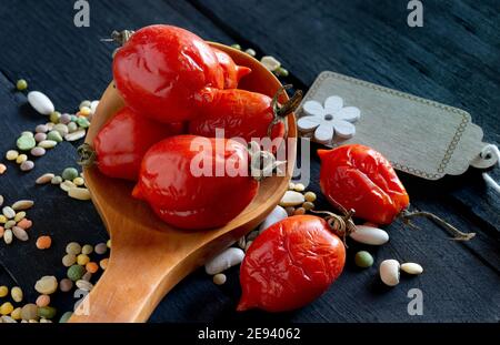 Petites tomates typiques de la culture du territoire napolitain Sur les pentes du Vésuve appelé tomates Piennolo Banque D'Images