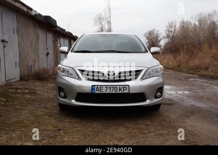 Dnipro, Ukraine - 25 janvier 2021 : Toyota Corolla 2011, couleur argent, voiture sous la pluie Banque D'Images