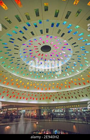 Archive historique image 1900 du centre commercial Brent Cross intérieur vue sur le dôme central du toit avec panneaux colorés en vitraux Au-dessus des fontaines et du magasin M&S Hendon North London, en Angleterre ROYAUME-UNI Banque D'Images