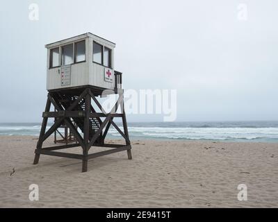 Image d'une tour de maître-nageur sur et vide et brumeux Orleans Beach. Banque D'Images