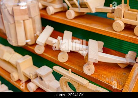 Jouets en bois d'époque faits à la main pour enfants divers modèles d'avion, de camion, de voiture, de véhicule. Banque D'Images