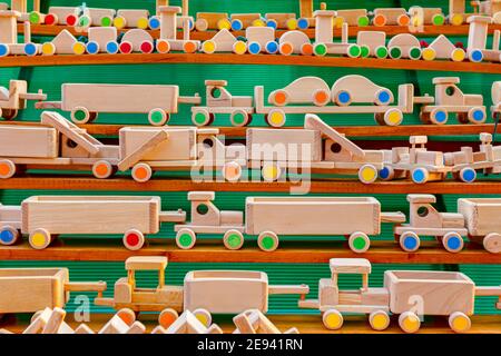 Jouets en bois d'époque faits à la main pour enfants divers modèles de train, camion, voiture, véhicule. Banque D'Images