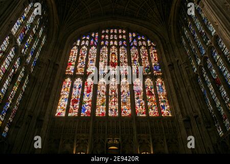 Vitraux à l'intérieur de la chapelle King's College de Cambridge, Angleterre, Royaume-Uni. Banque D'Images