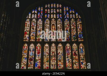 Vitraux à l'intérieur de la chapelle King's College de Cambridge, Angleterre, Royaume-Uni. Banque D'Images