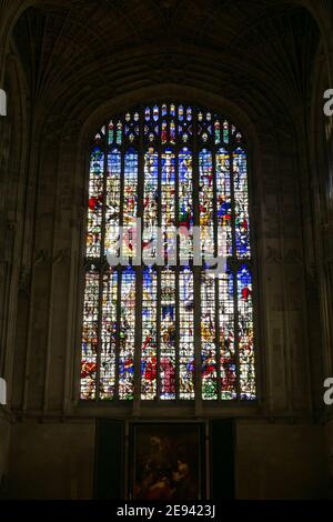 Vitraux à l'intérieur de la chapelle King's College de Cambridge, Angleterre, Royaume-Uni. Banque D'Images